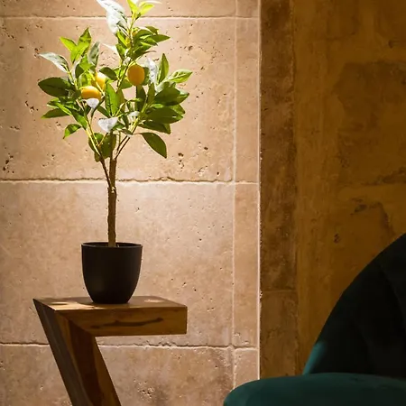 Escape To A Unique 2 Bed In Heart Of La Valletta