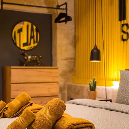 Escape To A Unique 2 Bed In Heart Of Apartment